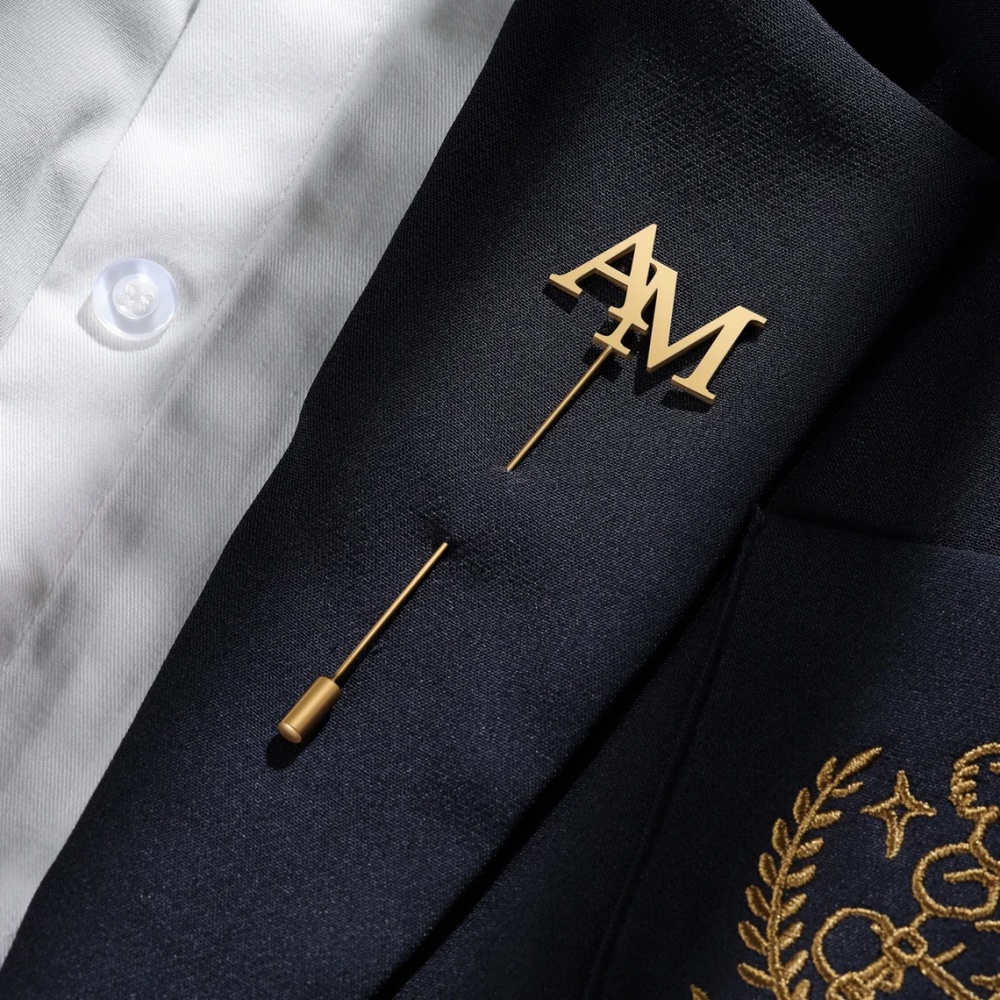 Embroidery Initials - Spilla con Iniziali Personalizzate da Uomo
