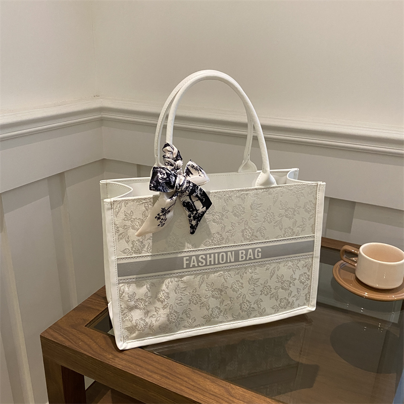 Borsa Tote Elegante di Lusso p - Embroidery On Leather recensione e prezzo